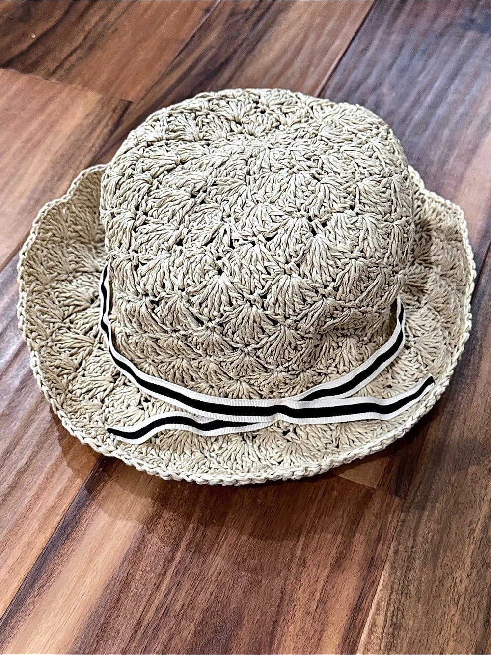 Gap Woven Bucket Hat in Beige & Black